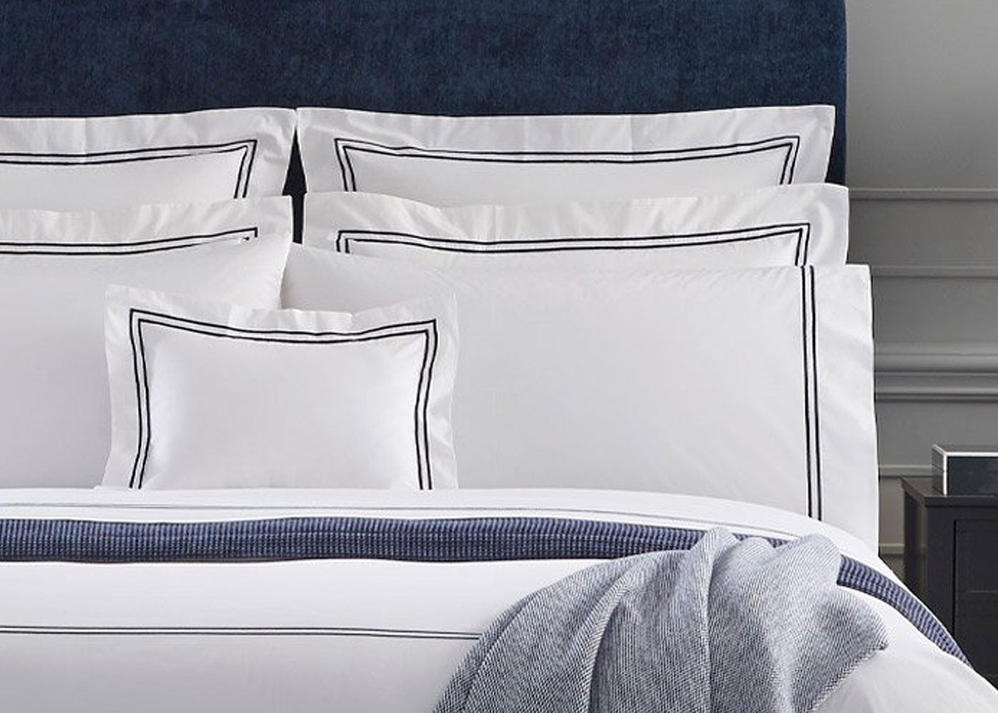 Sferra Grande Hotel Collection (White/Navy)