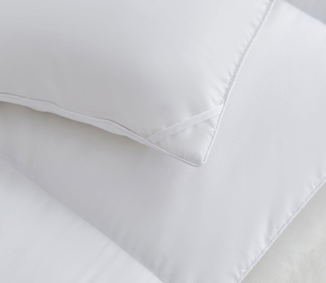 All Season White Goose Down Fiber Comforter by Serta